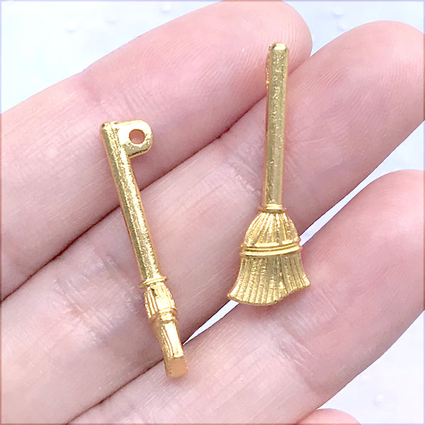 EXCEART 3pcs Witch's Broom Ornament Baby Broom Charm Miniature Broomstick  Decorative Broom Pendant Bracelets Charm Miniture Decoration Halloween  Broom