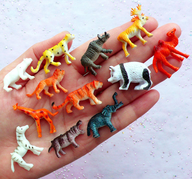Tiny Cheetah Figurine Soft Plastic Animal for Fairy Garden, Diorama, or  Terrarium Realistic Miniature Safari Wildlife Figure Mini Toy -  Canada